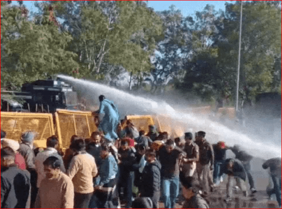 ਮੋਹਾਲੀ ਵਿੱਚ ਪ੍ਰਦਰਸ਼ਨਕਾਰੀ ਅਧਿਆਪਕਾਂ ‘ਤੇ ਪਾਣੀ ਦੀਆਂ ਬੁਛਾੜਾਂ