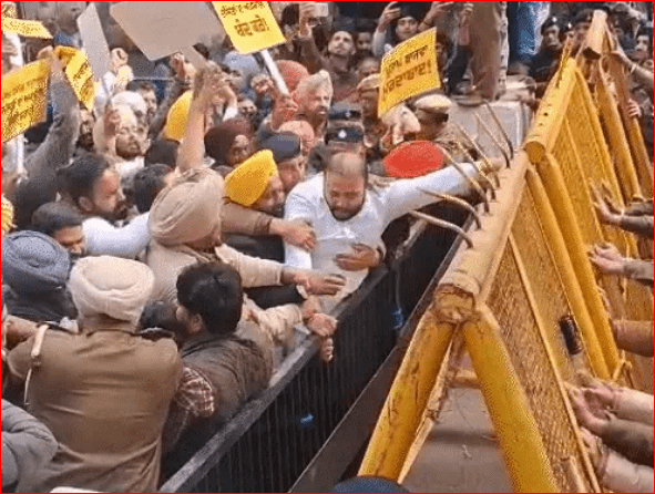 ਚੰਡੀਗੜ੍ਹ ਪੁਲਿਸ ਨੇ ਬੈਰੀਕੇਡ ਲਗਾ ਕੇ ਰੋਕਿਆ ਪ੍ਰਤਾਪ ਸਿੰਘ ਬਾਜਵਾ ਦੀ ਕੋਠੀ ਦਾ ਘਿਰਾਓ ਕਰਨ ਜਾ ਰਹੇ ‘ਆਪ’ ਆਗੂਆਂ ਨੂੰ