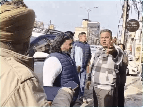 ਅੰਮ੍ਰਿਤਸਰ ਦੇ ਲਾਰੈਂਸ ਰੋਡ ‘ਤੇ ਦਿਨ ਦਿਹਾੜੇ ਲੁੱਟ, ਦਿੱਲੀ ਤੋਂ ਆਏ ਸੈਲਾਨੀ ਤੋਂ ਖੋਹਿਆ ਬੈਗ, ਬਦਮਾਸ਼ ਪਿਸਤੌਲ ਦਿਖਾ ਕੇ ਹੋਏ ਫਰਾਰ