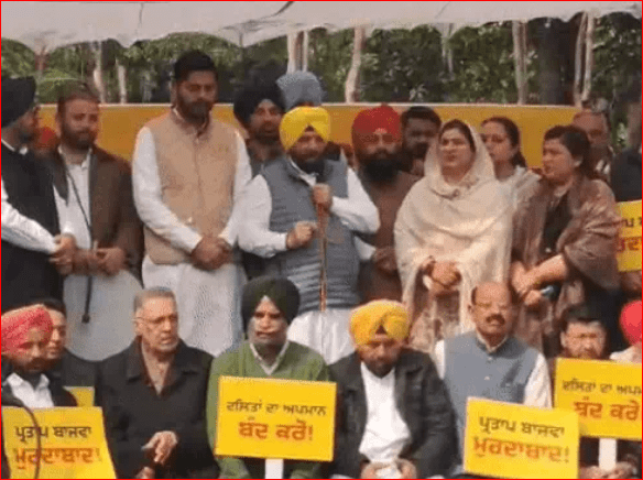 ਪੰਜਾਬ ਐਸਸੀ ਕਮਿਸ਼ਨ ਨੇ ਪ੍ਰਤਾਪ ਬਾਜਵਾ ਨੂੰ ਕੀਤਾ ਤਲਬ, ਮੰਤਰੀ ਨੇ ਈਟੀਓ ਨੂੰ ਬੈਂਡ ਵਜ਼ਾਉਣ ਵਾਲਾ ਕਿਹਾ, ‘ਆਪ’ ਵਰਕਰਾਂ ਅਤੇ ਆਗੂਆਂ ਨੇ ਚੰਡੀਗੜ੍ਹ ਵਿੱਚ ਕੀਤਾ ਪ੍ਰਦਰਸ਼ਨ