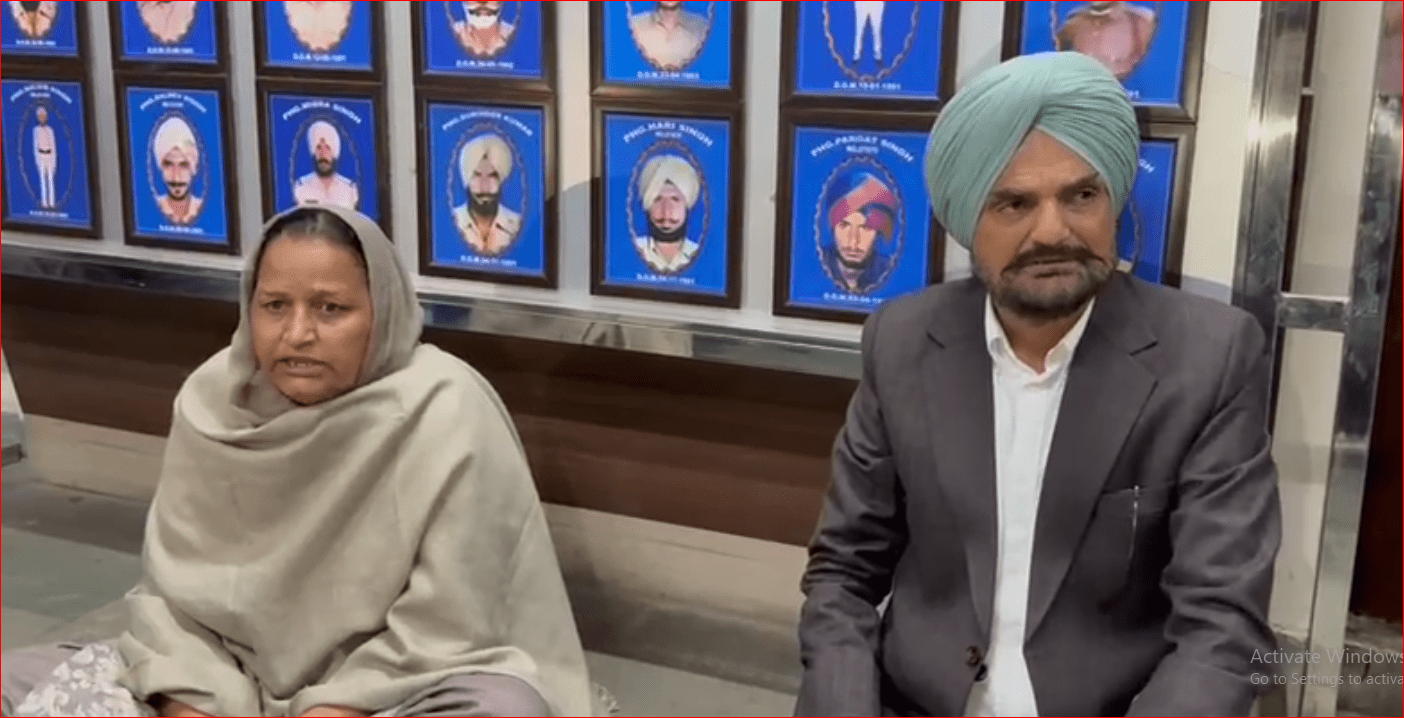 ਮਰਹੂਮ ਗਾਇਕ ਸਿੱਧੂ ਮੂਸੇਵਾਲਾ ਦੇ ਮਾਪਿਆਂ ਨੇ SP ਦਫ਼ਤਰ ਬਾਹਰ ਲਾਇਆ ਧਰਨਾ, ਜਾਣੋ ਕੀ ਹੈ ਮਾਮਲਾ