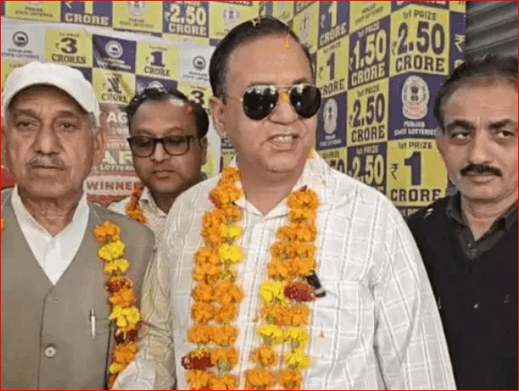 ਐਨਕਾਂ ਦੀ ਮੁਰੰਮਤ ਕਰਵਾਉਣ ਲਈ ਰੁਕਿਆ, 3 ਕਰੋੜ ਰੁਪਏ ਦੀ ਲਾਟਰੀ ਜਿੱਤੀ