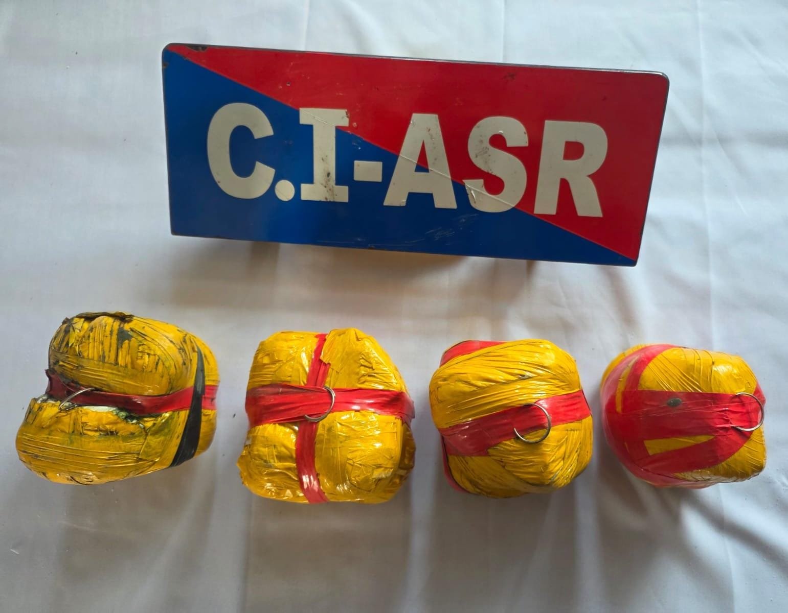 ਅੰਮ੍ਰਿਤਸਰ ਪੁਲਿਸ ਨੂੰ ਵੱਡੀ ਸਫਲਤਾ: ਸਰਹੱਦ ਪਾਰੋਂ ਨਸ਼ਾ ਤਸਕਰੀ ਕਰਨ ਵਾਲੇ ਗਿਰੋਹ ਦੇ 4 ਮੈਂਬਰ 5 ਕਿਲੋ ਹੈਰੋਇਨ ਸਮੇਤ ਕਾਬੂ