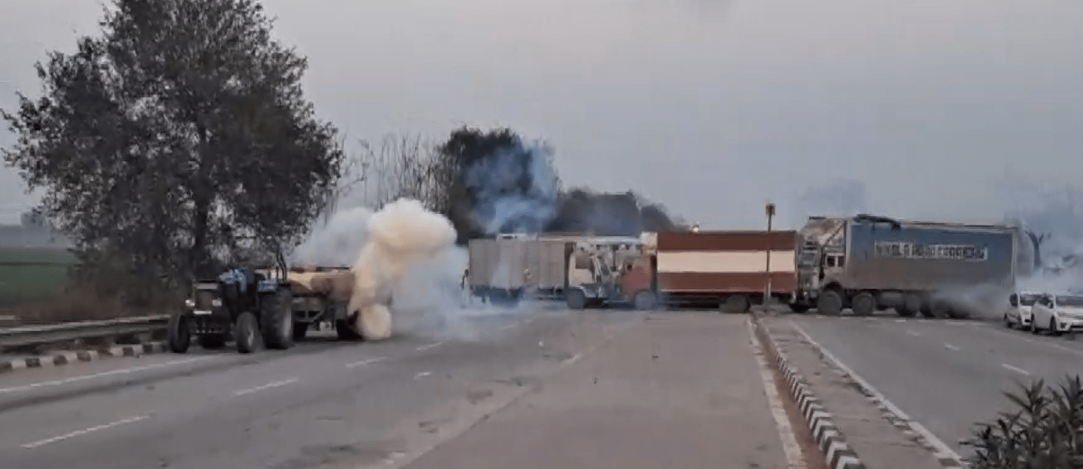 ਪੰਜਾਬ ਵਿੱਚ ਕਿਸਾਨ–ਪੁਲਿਸ ਟਕਰਾਅ, ਪੱਥਰਬਾਜ਼ੀ ਤੋਂ ਬਾਅਦ ਹੰਝੂ ਗੈਸ ਦੀ ਵਰਤੋਂ