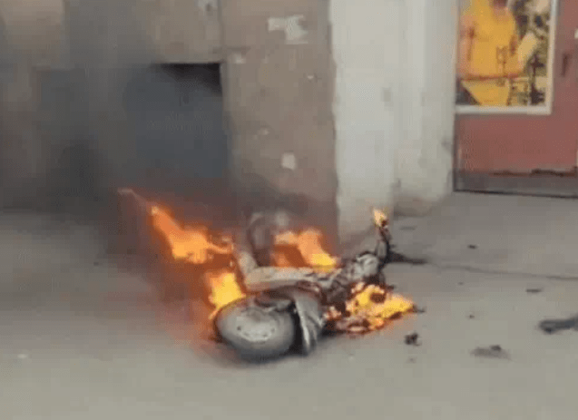 ਅੰਮ੍ਰਿਤਸਰ ਵਿੱਚ ਦੋ ਧੜਿਆਂ ਦਾ ਹਿੰਸਕ ਝਗੜਾ: ਸਕੂਟਰ ਨੂੰ ਅੱਗ ਲਗਾਈ, 2 ਹਿਰਾਸਤ ਵਿੱਚ