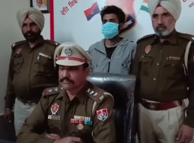 ਪਠਾਨਕੋਟ ਕੈਂਟ ਰੇਲਵੇ ਸਟੇਸ਼ਨ ਤੋਂ ਹਥਿਆਰ ਤਸਕਰ ਗ੍ਰਿਫ਼ਤਾਰ, ਇਕ ਸਾਥੀ ਫਰਾਰ