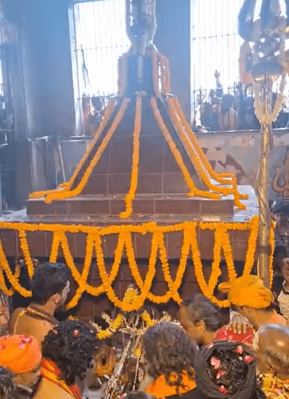 Varanasi ਦੇ Manikarnika Ghat ‘ਤੇ ਰਾਖ ਨਾਲ ਹੋਲੀ, ਹਜ਼ਾਰਾਂ ਸ਼ਰਧਾਲੂਆਂ ਦੀ ਭੀੜ