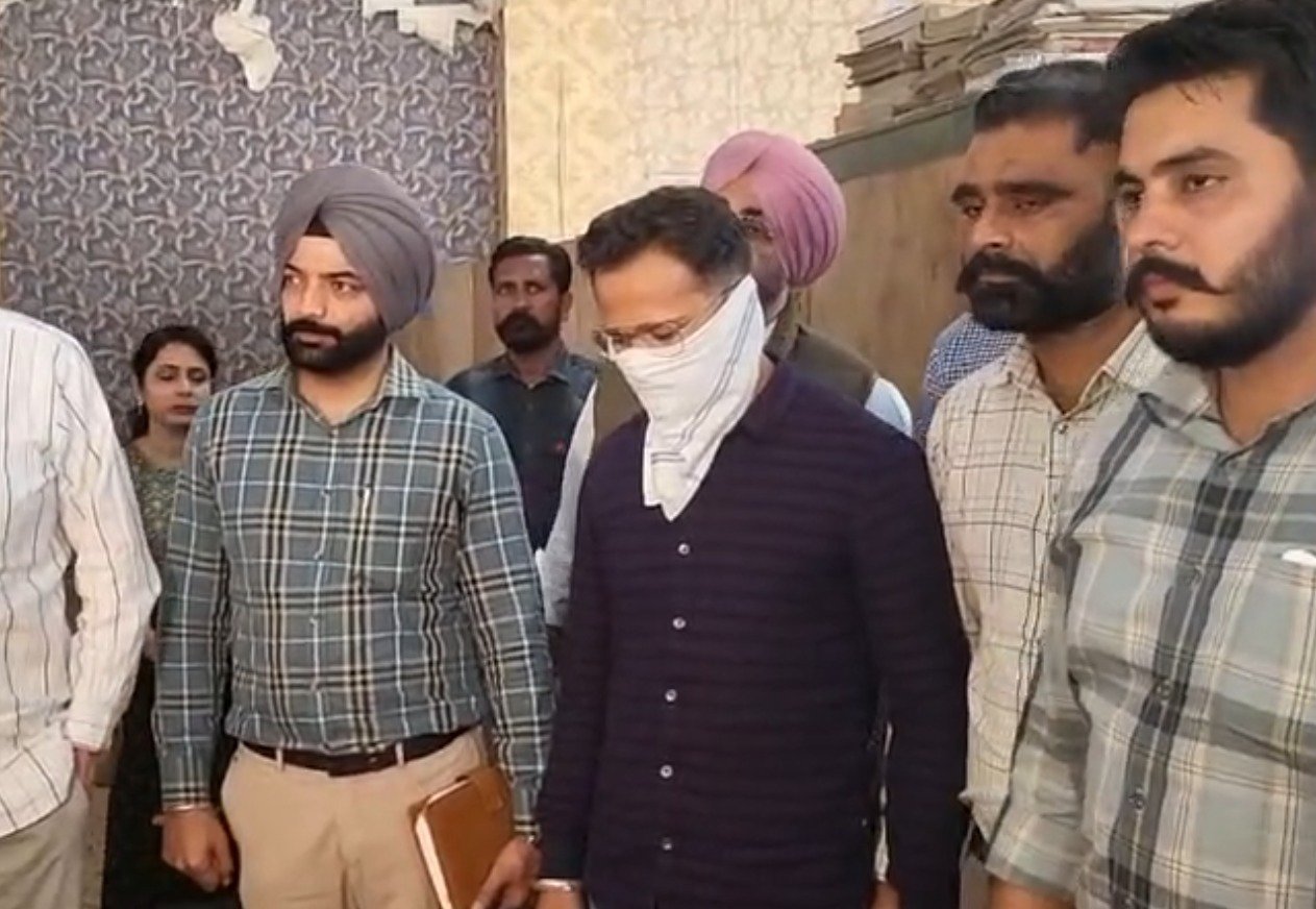 ਪੰਜਾਬ ਵਿਜੀਲੈਂਸ ਦਾ ਐਕਸ਼ਨ! ਪਟਵਾਰੀ ਨੂੰ ਰੰਗੇ ਹੱਥੀ ਰਿਸ਼ਵਤ ਲੈਂਦੇ ਕੀਤਾ ਕਾਬੂ