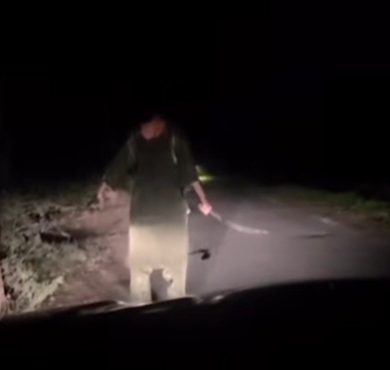 ਸੁੰਨਸਾਨ ਸੜਕ ‘ਤੇ ਤਲਵਾਰ ਲਹਿਰਾ ਕੇ ਲੁਟੇਰਿਆਂ ਨੂੰ ਚੁਣੌਤੀ, NRI ਔਰਤ ਦੀ ਬਹਾਦਰੀ ਕੈਮਰੇ ‘ਚ ਕੈਦ