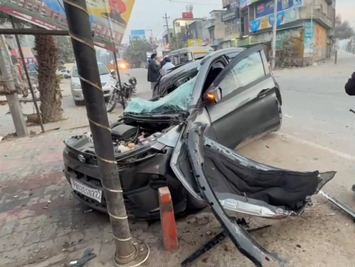 ਅਜਨਾਲਾ ‘ਚ ਕਾਰ-ਟਰੈਕਟਰ ਦੀ ਟੱਕਰ, ਕਾਰ ਦੇ ਉੱਡੇ ਪਰਖਚੇ, ਵਾਲ-ਵਾਲ ਬਚਿਆ ਪਰਿਵਾਰ