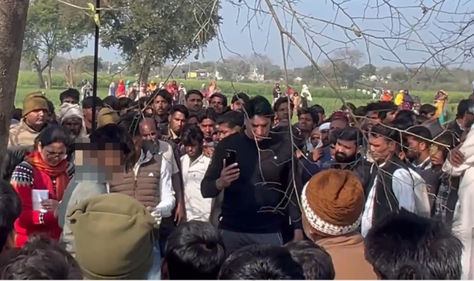 ਸ਼ੱਕੀ ਹਲਾਤਾਂ ‘ਚ ਦਰੱਖਤ ਨਾਲ ਲਟਕਦੀ ਮਿਲੀ ਨੌਜਵਾਨ ਦੀ ਲਾਸ਼, ਇਲਾਕੇ ‘ਚ ਫੈਲੀ ਸਨਸਨੀ