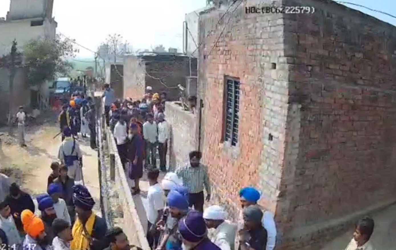 'AAP' ਸਰਪੰਚ ‘ਤੇ ਸ਼ਹਿ ਦੇਣ ਦੇ ਦੋਸ਼, ਵਿਅਕਤੀਆਂ ਬੁਲਾ ਕੇ ਨਿੱਜੀ ਜ਼ਮੀਨ ‘ਤੇ ਬਣੀ ਕੰਧ ਤੋੜਣ ਦਾ ਇਲਜ਼ਾਮ