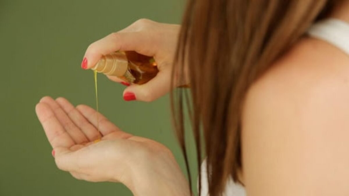 ਵਾਲਾਂ ਦੀ ਜੜ੍ਹਾਂ ਮਜ਼ਬੂਤ ਕਰਨ ਦਾ ਅਸਲੀ ਰਾਜ਼: ਇਹ 3 ਤੇਲ ਕਰਦੇ ਹਨ ਕਮਾਲ