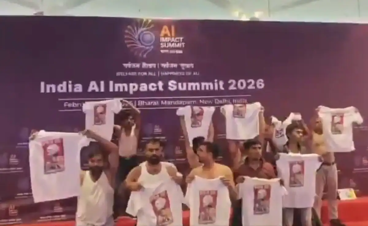 AI ਸੰਮੇਲਨ ਵਿੱਚ ਹੰਗਾਮਾ, ਟੀ-ਸ਼ਰਟ ਉਤਾਰ ਕੇ ਯੂਥ ਕਾਂਗਰਸ ਦੇ ਵਰਕਰਾਂ ਨੇ ਟ੍ਰੇਡ ਡੀਲ ਖਿਲਾਫ ਕੀਤਾ ਪ੍ਰਦਰਸ਼ਨ