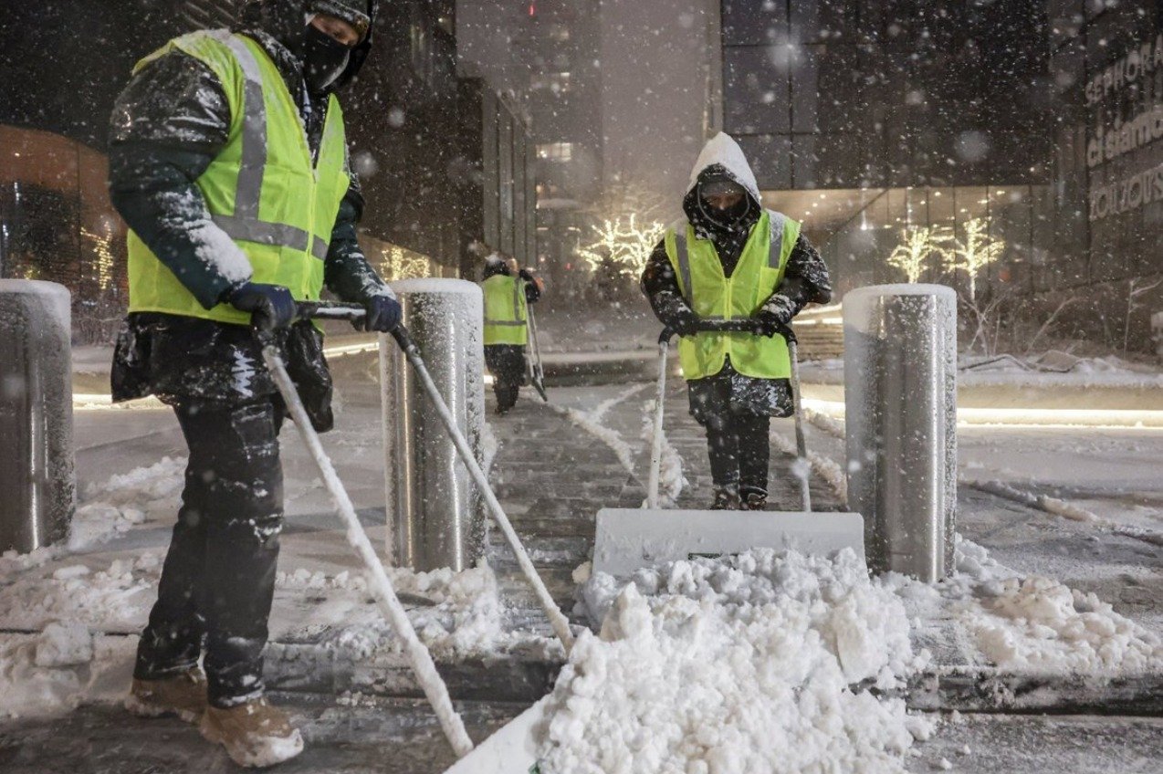 ਅਮਰੀਕਾ 'ਚ ਬਰਫ਼ੀਲੇ ਤੂਫ਼ਾਨ ਨੇ ਮਚਾਈ ਤਬਾਹੀ, ਦਸ ਹਜ਼ਾਰ ਤੋਂ ਵੱਧ ਉਡਾਣਾਂ ਰੱਦ, ਐਮਰਜੈਂਸੀ ਦਾ ਐਲਾਨ