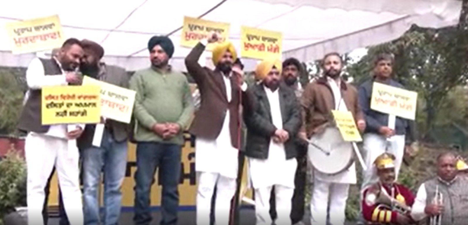 ਬਾਜਵਾ ਦੇ ਬਿਆਨ ‘ਤੇ ਬਵਾਲ! ਹੁਣ ਬੈਂਡ-ਵਾਜਿਆਂ ਨਾਲ ਬਾਜਵਾ ਖ਼ਿਲਾਫ਼ ਮੈਦਾਨ ‘ਚ ਉਤਰੀ 'ਆਪ'