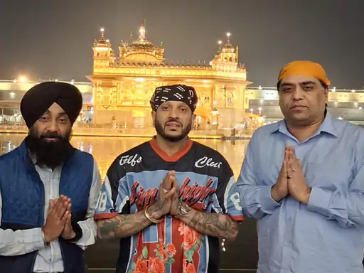 ਹਰਿਮੰਦਰ ਸਾਹਿਬ ਵਿਖੇ ਦੇਰ ਰਾਤ ਨਤਮਸਤਕ ਹੋਏ ਪੰਜਾਬੀ ਗਾਇਕ ਜੈਜ਼ੀ ਬੀ