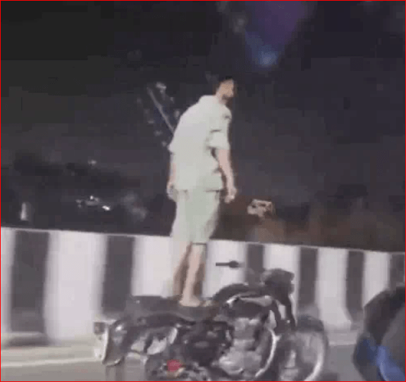 ਲੁਧਿਆਣਾ ਵਿੱਚ ਟ੍ਰੈਫਿਕ ਨਿਯਮਾਂ ਦੀ ਉਲੰਘਣਾ, ਨੌਜਵਾਨ ਨੇ ਚੱਲਦੀ ਬੁਲੇਟ ‘ਤੇ ਖੜ੍ਹੇ ਹੋ ਕੇ ਕੀਤਾ ਖ਼ਤਰਨਾਕ ਸਟੰਟ