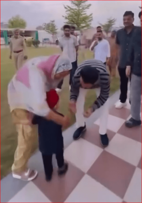 ਮੂਸੇਵਾਲਾ ਦੇ ਘਰ ਪਹੁੰਚੇ ਗੁਰਦਾਸ ਮਾਨ ਛੋਟੇ ਸ਼ੁਭਦੀਪ ਨੂੰ ਦੇਖ, ਕਿਹਾ- 'ਇਹ ਤਾਂ ਹੂ-ਬ-ਹੂ ਸਿੱਧੂ ਵਰਗਾ ਹੈ'