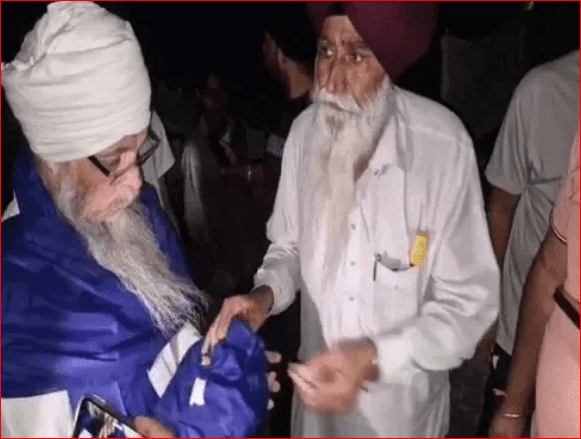 ਖੰਨਾ ‘ਚ ਬੇਅਦਬੀ ਮਾਮਲਾ: ਬੱਚਾ ਗੁਟਕਾ ਸਾਹਿਬ ਦੇ ਅੰਗ ਖਿਲਾਰਦਾ CCTV ‘ਚ ਕੈਦ, ਸੰਗਤ ‘ਚ ਭਾਰੀ ਰੋਸ; ਧਰਨੇ ਦੀ ਚੇਤਾਵਨੀ