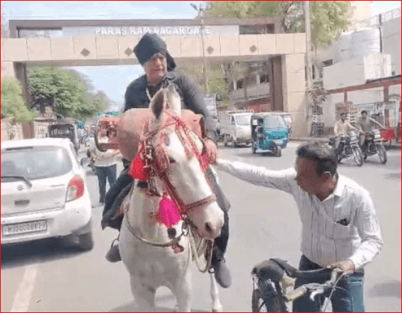 ਬਠਿੰਡਾ ਵਿੱਚ ਸਾਬਕਾ ਕੌਂਸਲਰ ਨੇ ‘ਡਾਕੂ’ ਬਣ ਕੇ ਸਿਲੰਡਰ ਖੋਹਿਆ, ਘੋੜੇ ਦੀ ਪਿੱਠ ‘ਤੇ ਗੈਸ ਦੀ ਘਾਟ ਵਿਰੁੱਧ ਅਨੋਖਾ ਵਿਰੋਧ ਪ੍ਰਦਰਸ਼ਨ