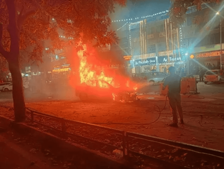 ਚੰਡੀਗੜ੍ਹ ਸੈਕਟਰ 35 ਮਾਰਕੀਟ ‘ਚ ਸੇਵਾਮੁਕਤ ਪੀਸੀਐਸ ਅਧਿਕਾਰੀ ਬਲਵਿੰਦਰ ਸਿੰਘ ਦੀ ਕਾਰ ਨੂੰ ਲੱਗੀ ਅਚਾਨਕ ਅੱਗ