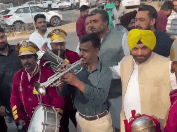 ਸੈਸ਼ਨ ਦੇ ਪਹਿਲੇ ਦਿਨ: ਬੈਂਡ ਵਾਜਾ ਲੈਕੇ ਵਿਰੋਧ ਪ੍ਰਦਰਸ਼ਨ ਕਰਨ ਪਹੁੰਚੇ ਹਰਭਜਨ ਸਿੰਘ ETO