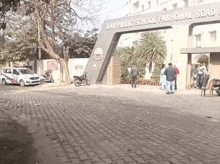 3 ਸਕੂਲਾਂ ਅਤੇ ਟ੍ਰੇਨਾਂ ਨੂੰ ਬੰਬ ਨਾਲ ਉਡਾਉਣ ਦੀ ਧਮਕੀ, ਪੁਲਿਸ ਵੱਲੋਂ ਤਲਾਸ਼ੀ ਮੁਹਿੰਮ ਜਾਰੀ