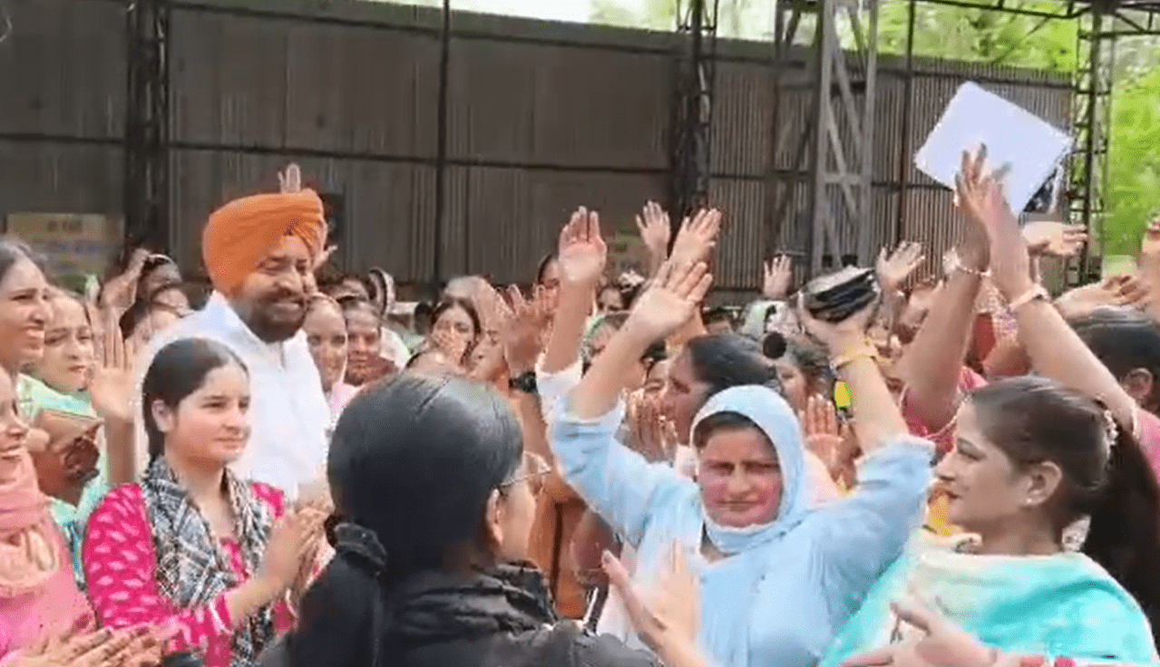 ਪੰਜਾਬ ਸਰਕਾਰ ਵੱਲੋਂ ਸ਼ੁਰੂ ਕੀਤੀ ਗਈ 'ਮੁੱਖ ਮੰਤਰੀ ਮਾਵਾਂ-ਧੀਆਂ ਸਤਿਕਾਰ ਯੋਜਨਾ' ਦੇ ਸਬੰਧ ਵਿੱਚ ਔਰਤਾਂ ਵੱਲੋਂ ਭੰਗੜੇ ਪਾ ਕੇ ਮਨਾਈ ਖੁਸ਼ੀ