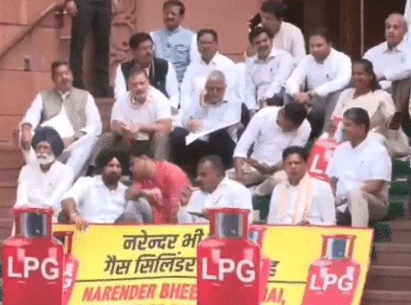 204 ਸੇਵਾਮੁਕਤ ਅਧਿਕਾਰੀਆਂ ਦਾ ਰਾਹੁਲ ਗਾਂਧੀ ਨੂੰ ਖੁੱਲ੍ਹਾ ਪੱਤਰ, ਸੰਸਦ ਵਿੱਚ ਪ੍ਰਦਰਸ਼ਨ ‘ਤੇ ਮੁਆਫ਼ੀ ਦੀ ਮੰਗ