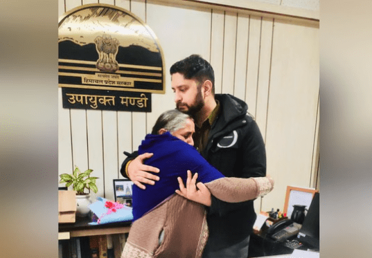 ਮਾਂ ਦੇ ਦਰਦ ਨੇ ਛੂਹਿਆ ਦਿਲ: ਅਪੂਰਵਾ ਦੇਵਗਨ ਨੂੰ ਗਲੇ ਲੱਗ ਰੋ ਪਈ ਪੁੱਤਰ ਨੂੰ ਖੋ ਬੈਠੀ ਮਹਿਲਾ