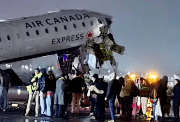 ਨਿਊਯਾਰਕ ਦੇ La Guardia Airport ‘ਤੇ ਵੱਡਾ ਹਾਦਸਾ, ਜਹਾਜ਼ ਟਰੱਕ ਨਾਲ ਟਕਰਾਇਆ