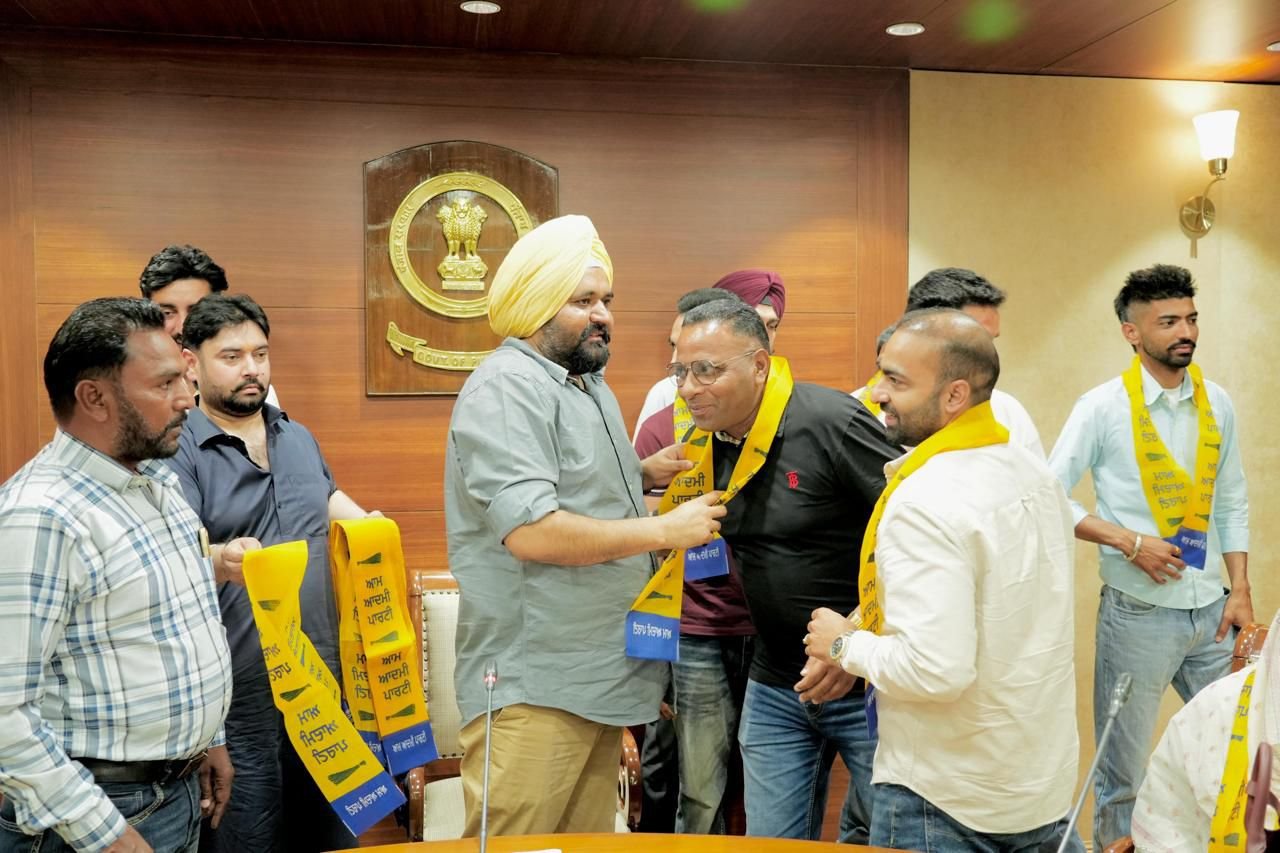ਪੰਜਾਬ ਦੀ ਸਿਆਸਤ ‘ਚ ਹਲਚਲ: ਕਾਂਗਰਸ, ਅਕਾਲੀ ਦਲ ਤੇ ਭਾਜਪਾ ਨੂੰ ਝਟਕਾ, ਦਰਜਨਾਂ ਆਗੂ Aam Aadmi Party ‘ਚ ਸ਼ਾਮਲ