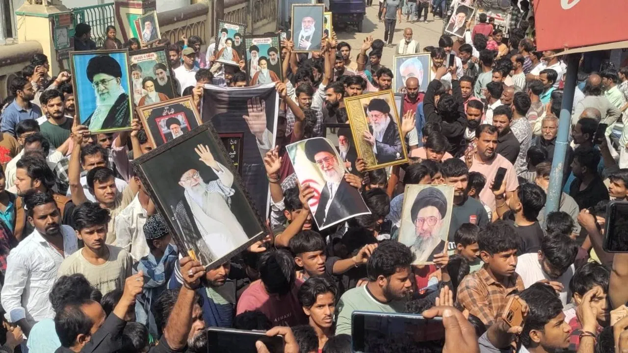 “ਤੁਸੀਂ ਇੱਕ ਹੁਸੈਨੀ ਨੂੰ ਮਾਰੋਗੇ, ਅਤੇ ਹਰ ਘਰ ਵਿੱਚੋਂ ਇੱਕ ਹੋਰ ਨਿਕਲੇਗਾ…” ਜੌਨਪੁਰ ਨੇ ਖਮੇਨੀ ਦੀ ਮੌਤ ‘ਤੇ ਪ੍ਰਗਟ ਕੀਤਾ ਗੁੱਸਾ, ਸ਼ੀਆ ਭਾਈਚਾਰੇ ਨੇ ਅਮਰੀਕਾ ਅਤੇ ਇਜ਼ਰਾਈਲ ਵਿਰੁੱਧ ਕੀਤੀ ਨਾਅਰੇਬਾਜ਼ੀ
