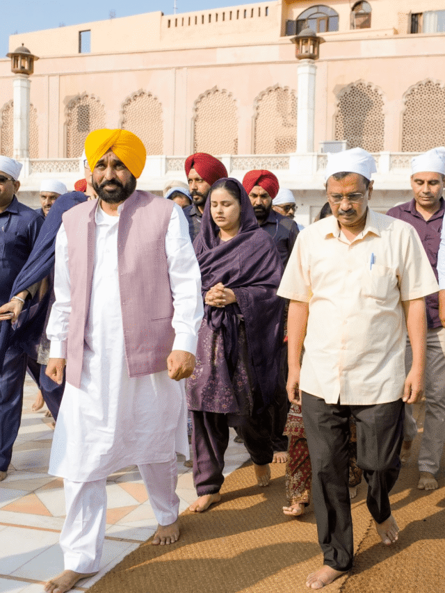 ਸ਼ਰਾਬ ਘੋਟਾਲੇ ਚ ਬਰੀ ਹੋਣ ਤੋਂ ਬਾਅਦ ਪਤਨੀ ਨਾਲ ਸ੍ਰੀ ਦਰਬਾਰ ਸਾਹਿਬ ਪਹੁੰਚੇ ਅਰਵਿੰਦ ਕੇਜਰੀਵਾਲ।  CM ਮਾਨ ਤੇ ਉਹਨਾਂ ਦੀ ਪਤਨੀ ਵੀ ਨਾਲ ਰਹੇ ਮੌਜੂਦ।...