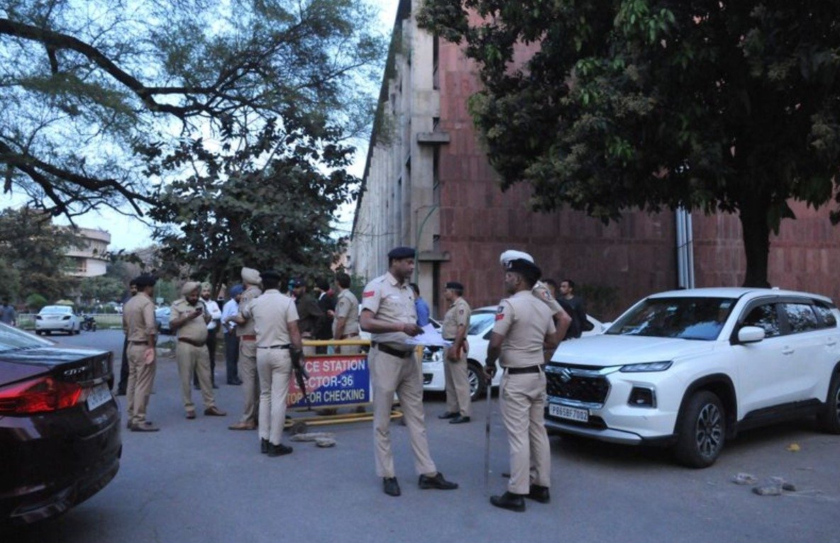 ਪੰਜਾਬ ਯੂਨੀਵਰਸਿਟੀ ‘ਚ ਦਿਨ ਦਿਹਾੜੇ ਗੋਲੀਬਾਰੀ, ਬੰਬੀਹਾ ਗੈਂਗ ਨੇ ਲਈ ਹਮਲੇ ਦੀ ਜ਼ਿੰਮੇਵਾਰੀ