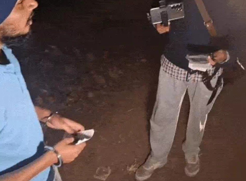 ਧਾਰਮਿਕ ਬੇਅਦਬੀਆਂ ਲਗਾਤਾਰ ਜਾਰੀ, ਸੜਕ 'ਤੇ ਗੁਟਕਾ ਸਾਹਿਬ ਦੇ ਅੰਗ ਦੇਖ ਸਿੱਖ ਸ਼ਰਧਾਲੂਆਂ 'ਚ ਭਾਰੀ ਰੋਸ, ਸਖ਼ਤ ਕਾਰਵਾਈ ਦੀ ਮੰਗ