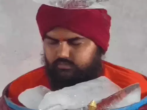 ਹਾਂਡੀ ਖੇੜਾ ਬਾਬਾ ਨੇ ਬਰਫ਼ ਵਿੱਚ ਬੈਠ ਕੇ ਤਪੱਸਿਆ ਕਰਨੀ ਕੀਤੀ ਸ਼ੁਰੂ, ਹਰਿਆਣਾ ਅਤੇ ਰਾਜਸਥਾਨ ਤੋਂ ਬਾਹਰ ਕੱਢੇ ਜਾਣ ਤੋਂ ਬਾਅਦ, ਦਿੱਲੀ ਪਹੁੰਚਿਆ,