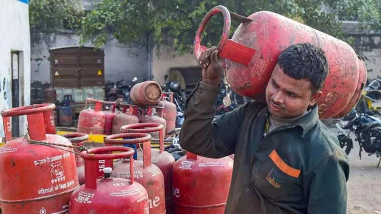 Govt Slashes Subsidised LPG : ਮੋਦੀ ਸਰਕਾਰ ਦਾ ਵੱਡਾ ਫੈਸਲਾ; ਸਬਸਿਡੀ ਵਾਲੇ ਗੈਸ ਸਿਲੰਡਰਾਂ ਦੀ ਗਿਣਤੀ ’ਚ ਕੀਤੀ ਗਈ ਕਟੌਤੀ
