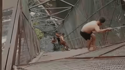 ਦਿੱਲੀ ਦੇ ਰੂਪਨਗਰ ‘ਚ ਫੁੱਟਓਵਰ ਬ੍ਰਿਜ ਢਹਿਆ, ਨਾਲੇ ‘ਚ ਡਿੱਗੀ ਮਹਿਲਾ ਦੀ ਮੌਤ