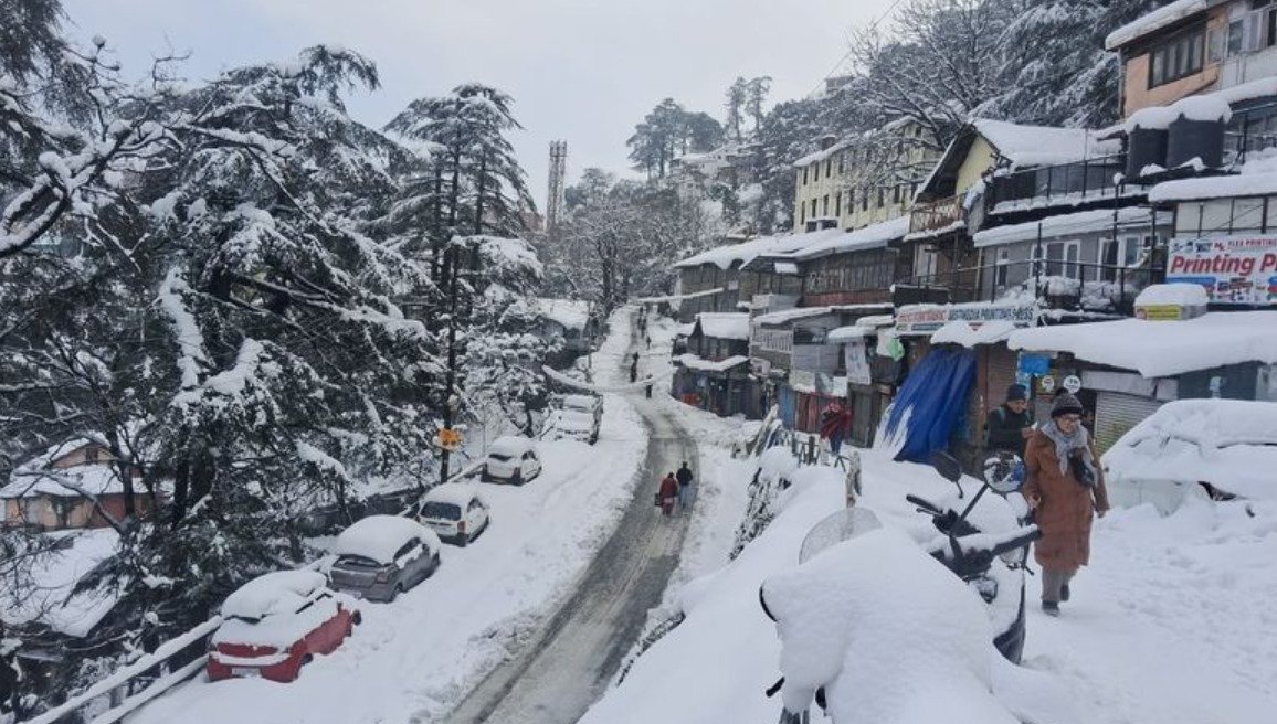 Himachal ਦੇ Atal Tunnel Rohtang ’ਚ ਰਾਤ ਭਰ ਫਸੇ ਹਜ਼ਾਰਾਂ ਸੈਲਾਨੀ, 150 ਤੋਂ ਵੱਧ ਸੜਕਾਂ ਬੰਦ