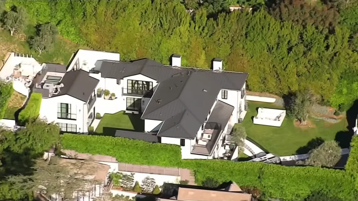 Rihanna House Firing: ਰਿਹਾਨਾ ਦੇ ਘਰ ‘ਤੇ ਫਾਈਰਿੰਗ, ਟੇਸਲਾ ਕਾਰ ਵਿੱਚ ਬੈਠੀ ਔਰਤ ਨੇ ਚਲਾਈਆਂ ਗੋਲੀਆਂ