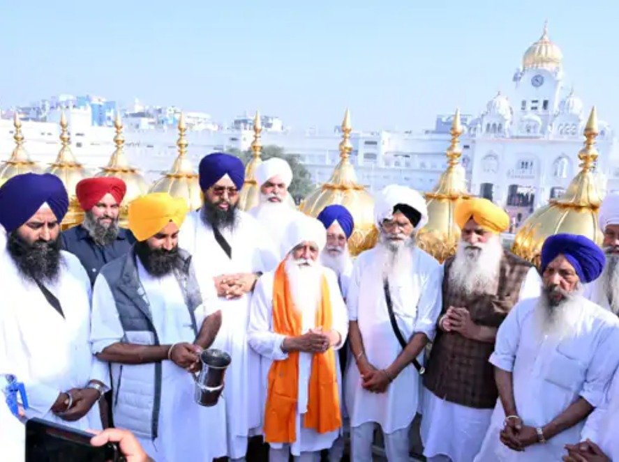 ਸੱਚਖੰਡ ਸ੍ਰੀ ਹਰਿਮੰਦਰ ਸਾਹਿਬ 'ਚ ਸੋਨੇ ਦੀ ਸਫ਼ਾਈ ਦੀ ਹੋਈ ਅਰੰਭਤਾ, NRI ਸੇਵਾਦਾਰ ਨੂੰ ਸੌਂਪੀ ਸੇਵਾ