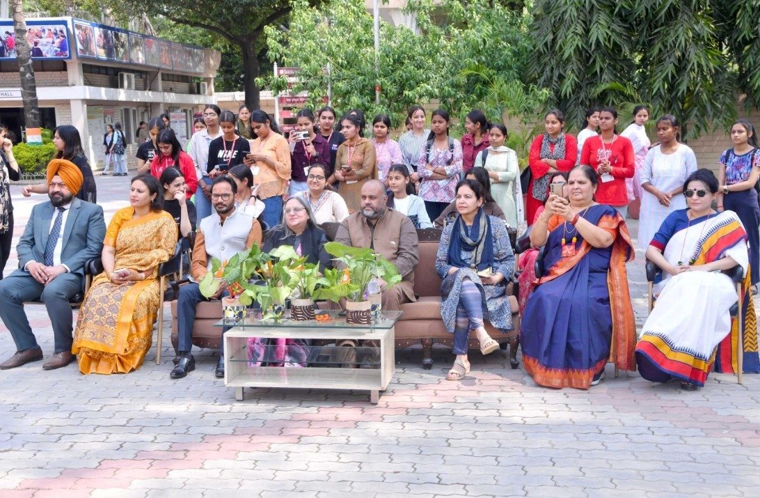 ‘वीज़ा फ्रॉड तों बचो’ अभियान के तहत फोटो प्रदर्शनी आयोजित, ब्रिटिश उच्चायोग ने छात्रों को वीज़ा धोखाधड़ी से किया जागरूक