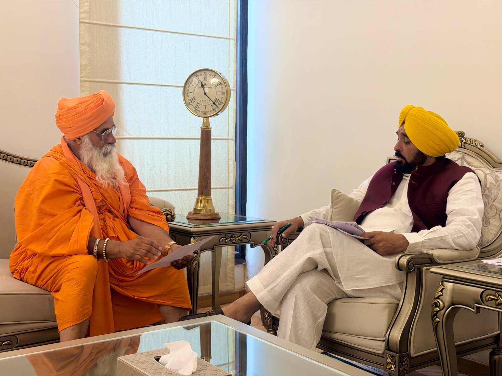 ਧੁੱਸੀ ਬੰਨ੍ਹ ‘ਤੇ ਪੱਕੀ ਸੜਕ ਬਣਾਉਣ ਲਈ ਸੰਤ ਸੀਚੇਵਾਲ ਨੇ CM ਮਾਨ ਨਾਲ ਕੀਤੀ ਚਰਚਾ