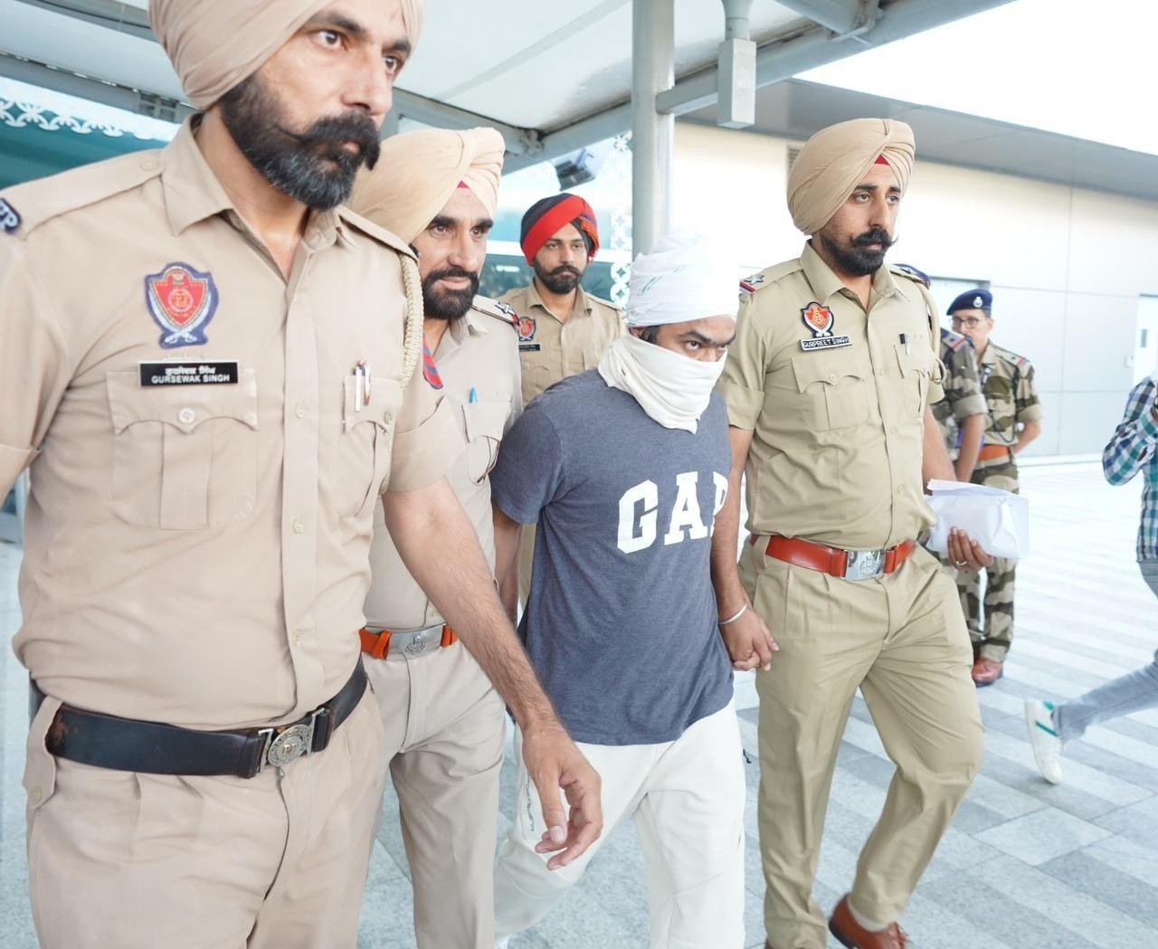 ਅੰਮ੍ਰਿਤਪਾਲ ਮਹਿਰੋਂ ਗ੍ਰਿਫ਼ਤਾਰ, ਪਹਿਲੀਆਂ ਤਸਵੀਰਾਂ ਆਈਆਂ ਸਾਹਮਣੇ