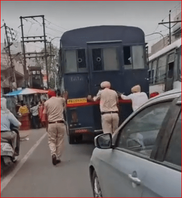 ਸੜਕ ਵਿਚਕਾਰ ਖਰਾਬ ਹੋਈ ਜੇਲ੍ਹ ਵੈਨ, ਕੈਦੀਆਂ ਸਮੇਤ ਪੁਲਿਸ ਮੁਲਜ਼ਾਮਾਂ ਨੇ ਲਾਇਆ ਧੱਕਾ