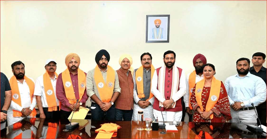 AAP ਨੂੰ ਲੱਗਾ ਵੱਡਾ ਝਟਕਾ, ਪ੍ਰਮੁੱਖ ਸ਼ਖਸੀਅਤਾਂ ਤੇ ਸਿਆਸੀ ਆਗੂਆਂ ਨੇ ਫੜਿਆ BJP ਦਾ ਪੱਲਾ