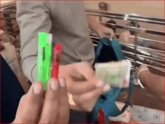 ਅੰਮ੍ਰਿਤਸਰ: ਹਰਿਮੰਦਰ ਸਾਹਿਬ ‘ਚ ਨੌਜਵਾਨਾਂ ਦੀ ਪਿਟਾਈ, ਚੈਕਿੰਗ ਦੌਰਾਨ ਮਿਲੇ ਇੰਜੈਕਸ਼ਨ ਤੇ ਤੰਬਾਕੂ; ਵੀਡੀਓ ਵਾਇਰਲ