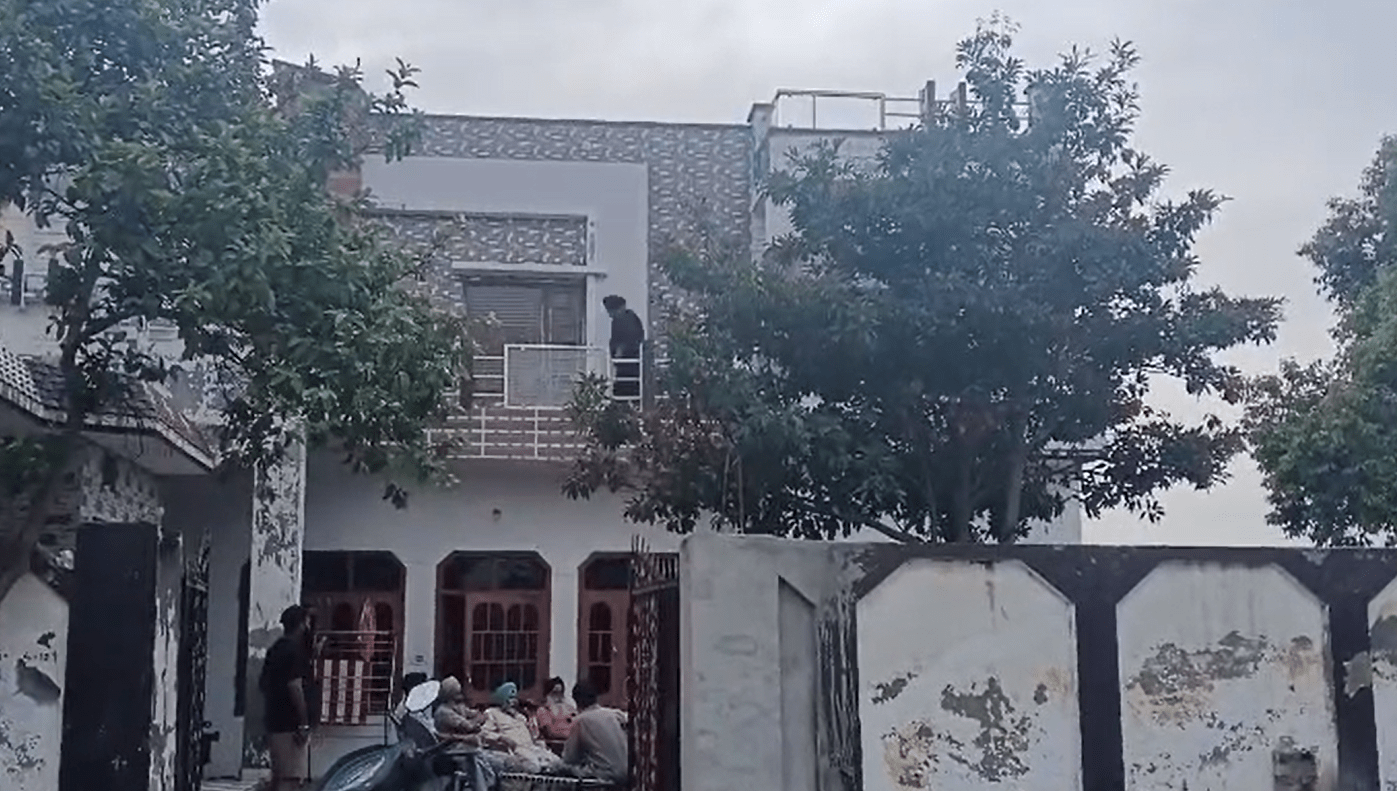 ਦੇਰ ਰਾਤ ਅਣਪਛਾਤਿਆਂ ਵੱਲੋਂ ਘਰ ‘ਤੇ ਤਾਬੜਤੋੜ ਫਾਇਰਿੰਗ, ਇਲਾਕੇ ਵਿੱਚ ਦਹਿਸ਼ਤ